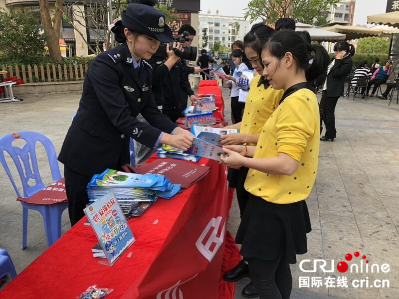 【cri看福建 列表】【滚动新闻】【地市 泉州】（城厢镇在宝龙城市广场开展防骗、防毒宣传活动）泉州市城厢镇在宝龙城市广场开展防骗、防毒宣传活动