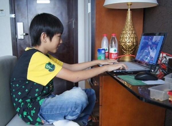 TFboys王俊凯15岁生日 海量童年照回顾成长史