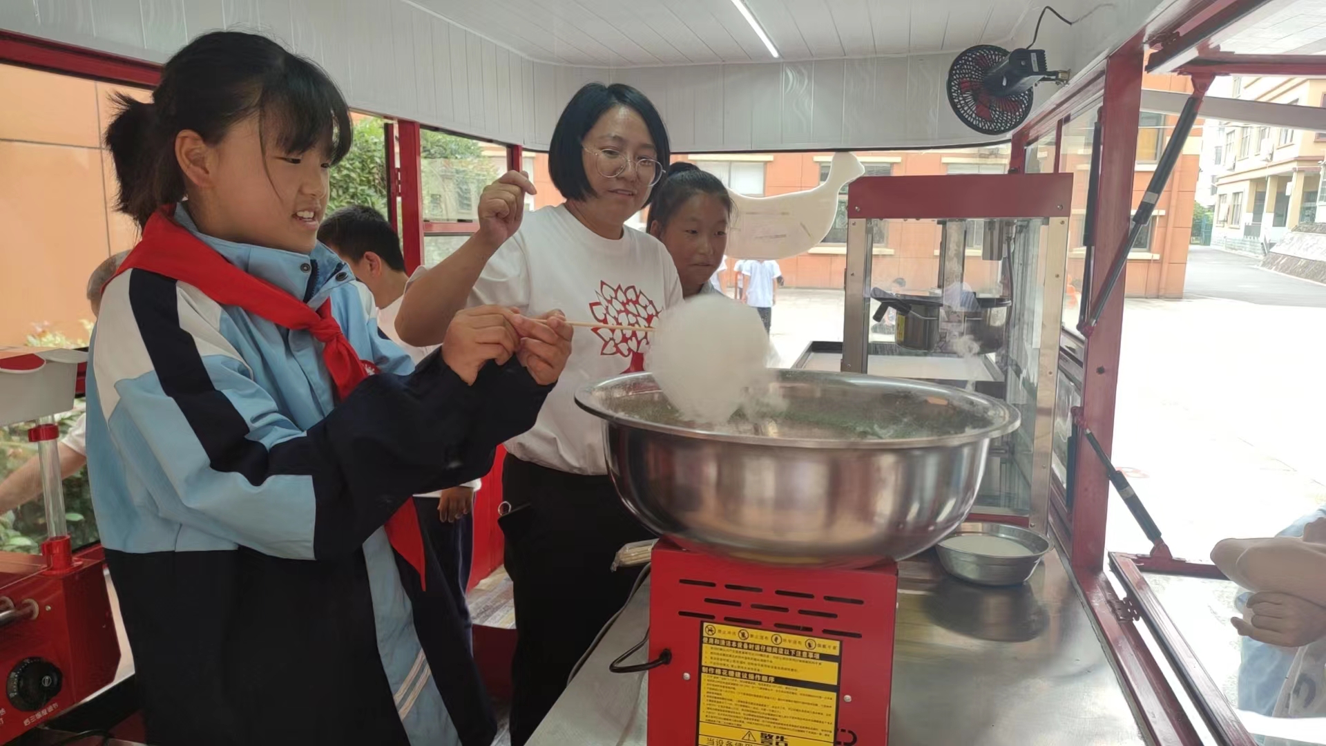 “争做新时代好队员”义乌市纪念少先队建队74周年主题队日活动举行_fororder_红领巾共富项目——香甜驿站试营业 (3)