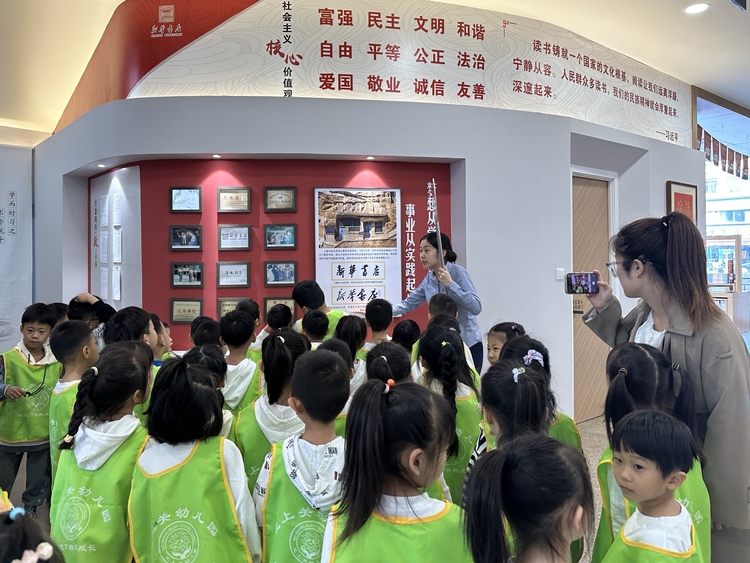保定徐水区：书店变“书院” 书香“润”城乡_fororder_幼儿园小朋友到书店研学 杨景涵 摄