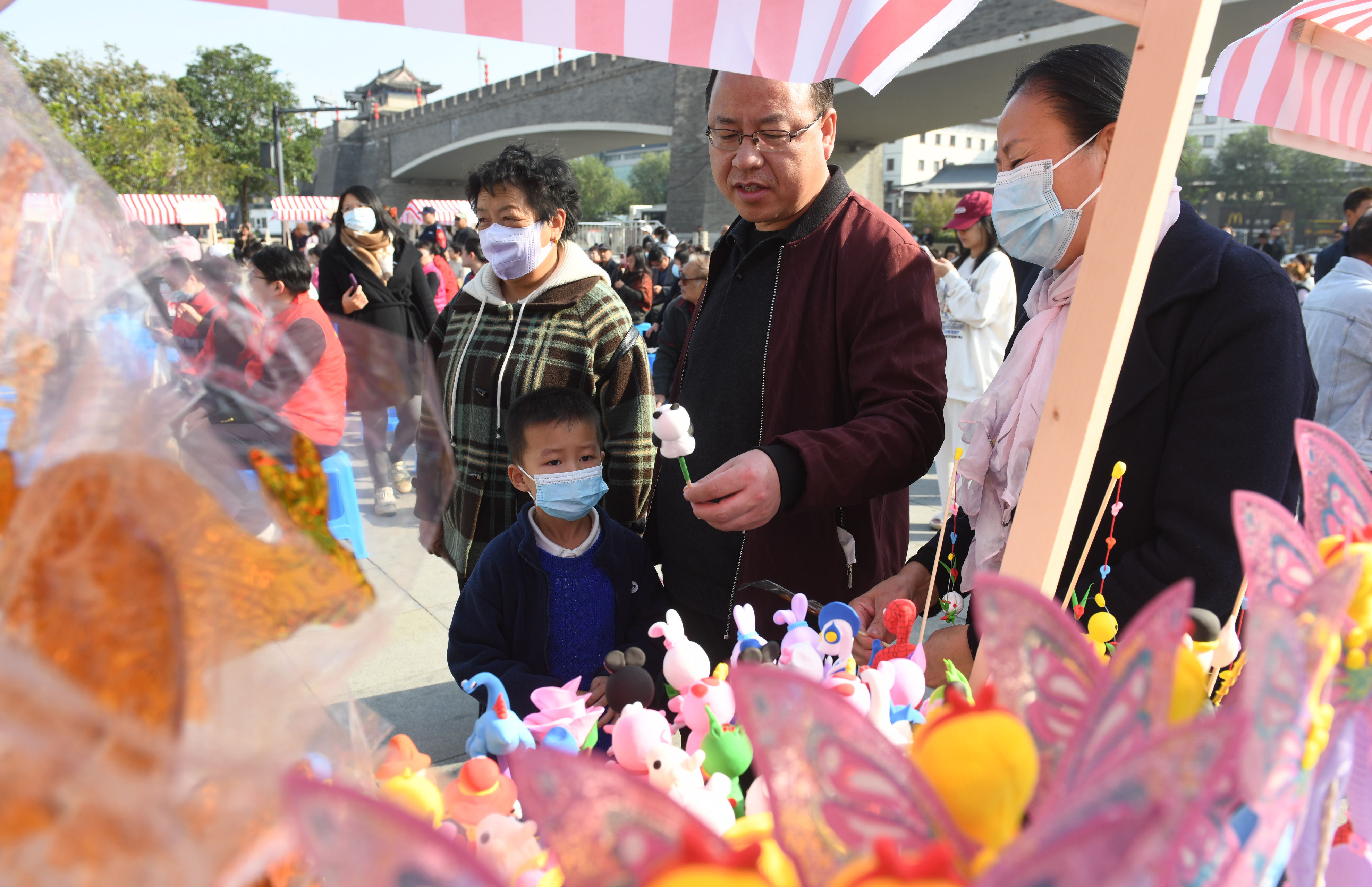 弘扬传统文化 感受非遗魅力 西安市新城区举办“心诚有爱·六进六送” 文明实践活动_fororder_微信图片_20231110115138