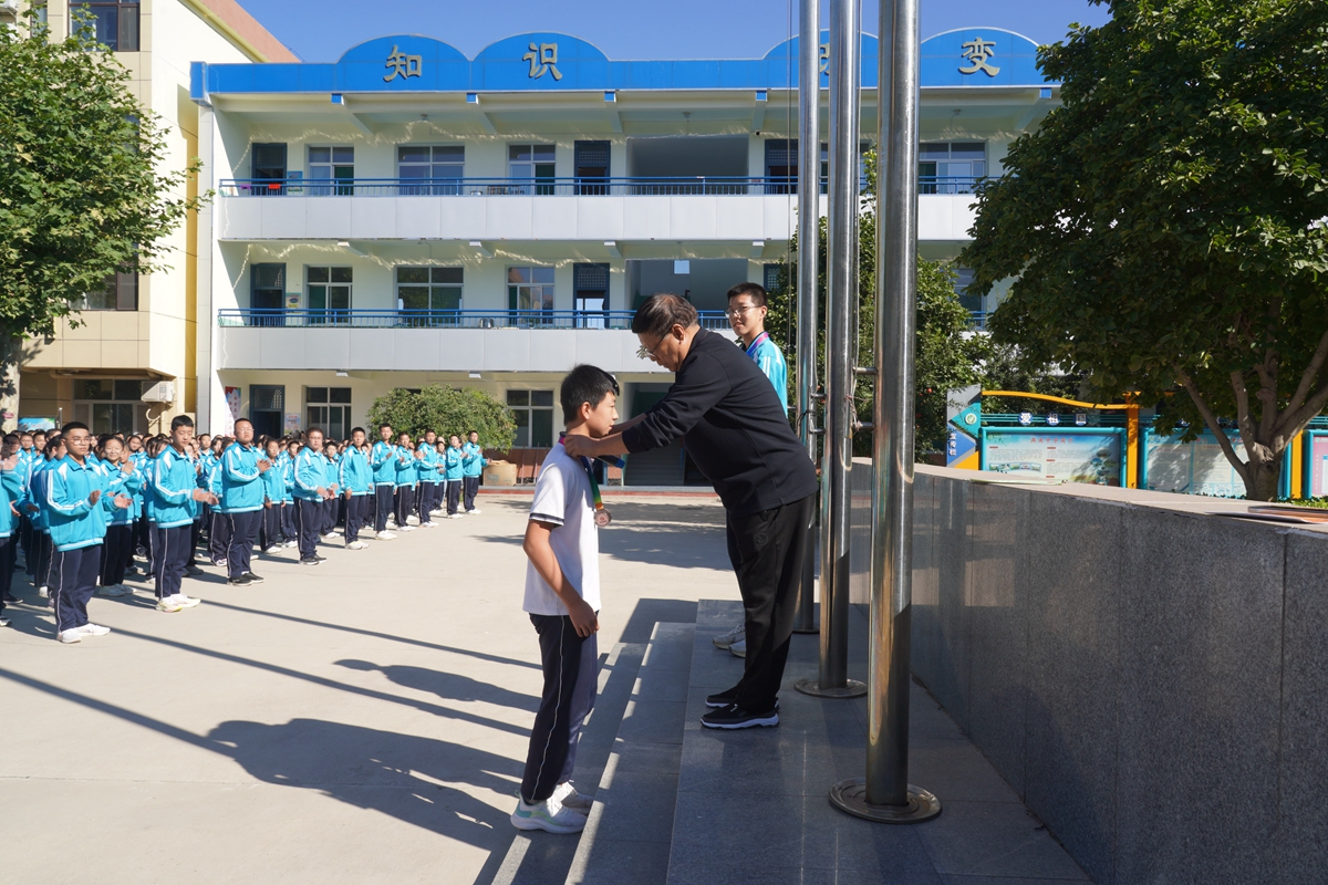 保定市满城区参加“河北省首届全民健身大会国际跳棋总决赛”获佳绩_fororder_满城区燕南中学为获奖学生颁奖 摄影 李静