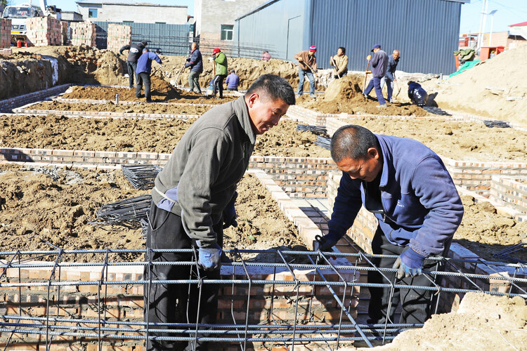 河北涿州：凝心聚力重建美好家园_fororder_涿州市刁窝镇万全庄村村民正在为新建房屋打地基。熊华明摄