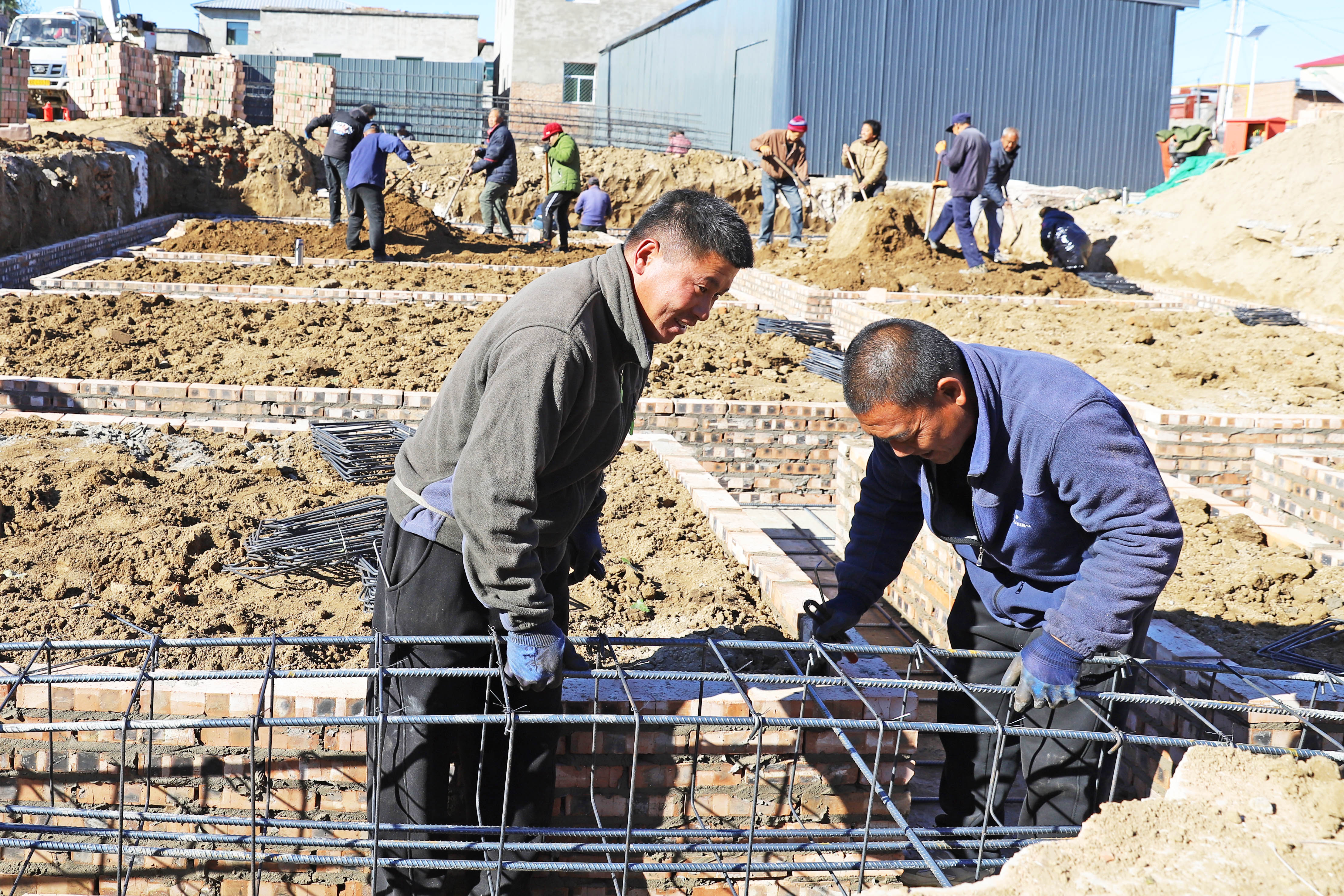 河北涿州：凝心聚力重建美好家园_fororder_涿州市刁窝镇万全庄村村民正在为新建房屋打地基。熊华明摄