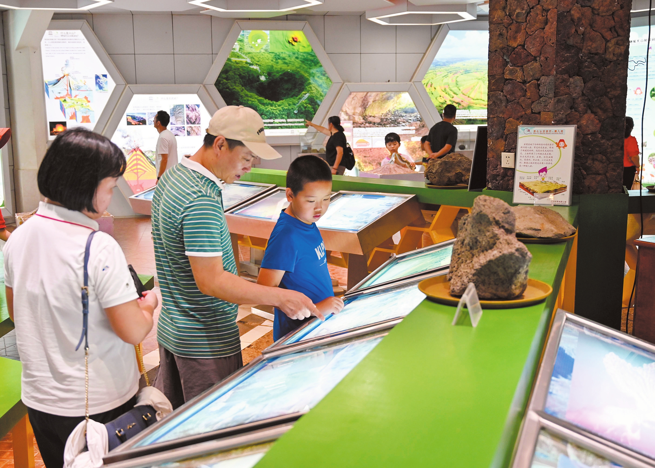 海口旅游市场持续火热 花样迭出热力足 黄金周变“黄金季”_fororder_33