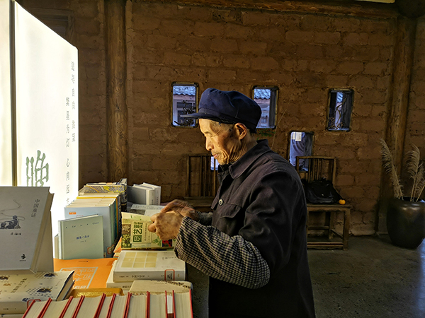 “村咖”“乡村书坊”火出圈 幸福古村点燃乡村消费新热点_fororder_村民在幸福书坊里看书-供图-丹棱县委宣传部