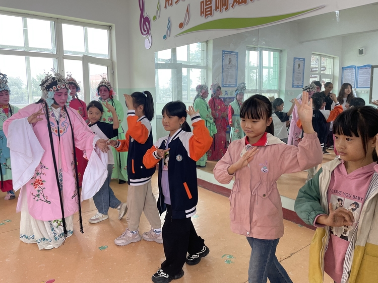 保定市满城区：民间戏曲进校园 非遗文化促双减_fororder_满城区石井村学校学生模仿戏曲动作 摄影 王佳佳