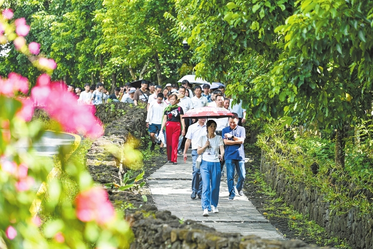 海口旅游市场持续火热 花样迭出热力足 黄金周变“黄金季”_fororder_44
