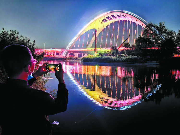 河北石家庄：复兴大街夜景成为市民的“心头好”_fororder_1