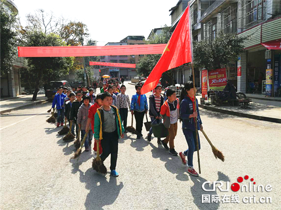 【区县联动】【大足】大足区回龙镇：200余名师生清扫街道【内容页标题】大足区回龙镇：倡导全民环保 200余名师生清扫街道