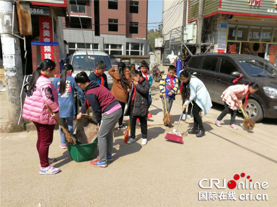 【区县联动】【大足】大足区回龙镇：200余名师生清扫街道【内容页标题】大足区回龙镇：倡导全民环保 200余名师生清扫街道