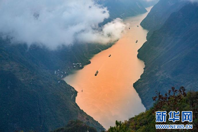 巴东巫峡初冬美 红叶云雾漫峡江