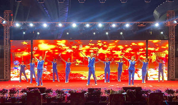 自贡市富顺县举办首届“喜迎重阳节 欢乐夕阳颂”重阳节文艺晚会_fororder_1演出现场