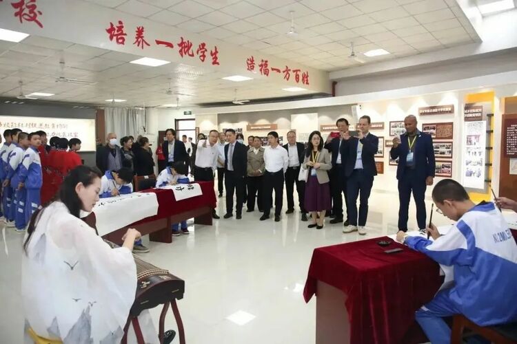 石外集团：聚焦联盟大会 喜迎八方外宾 师生放眼世界_fororder_640 (4)