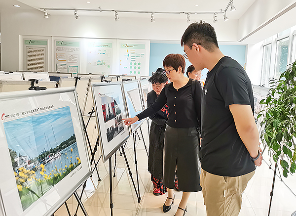 “镜头下的成都高新”主题摄影展开展_fororder_群众正在观看“镜头下的成都高新”主题摄影展-供图-成都市高新区摄影协会