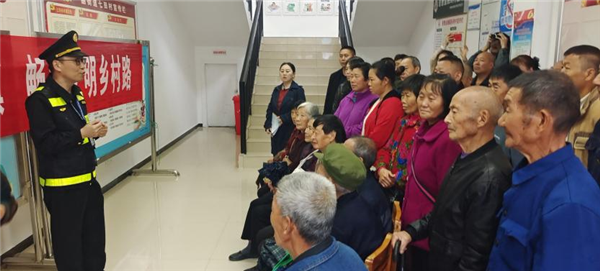 重庆交通执法：普法宣传走进一品街道 街村院坝会现场答疑解惑_fororder_图片1
