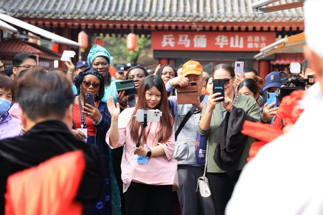 驻华大使夫人打卡西安永兴坊 感受不一样的烟火长安_fororder_图片11