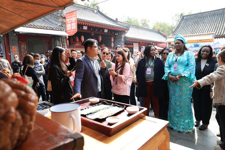 驻华大使夫人打卡西安永兴坊 感受不一样的烟火长安_fororder_wps_doc_2