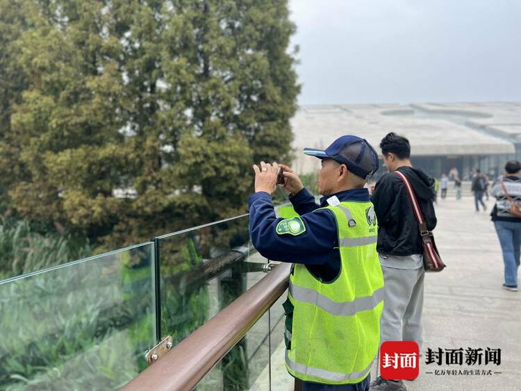 （转载）“环卫工人节” 成都环卫工人走进景点体验别样的CityWalk