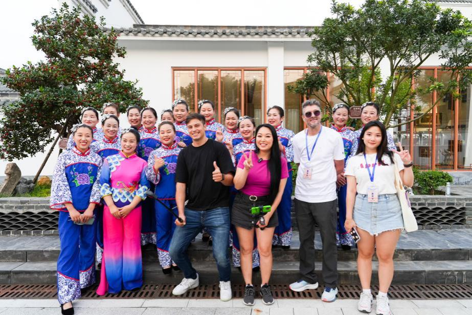 Sintiendo la mezcla de modernidad y tradición, blogueros influyentes extranjeros experimentan "La historia de Hefei"_fororder_图片5