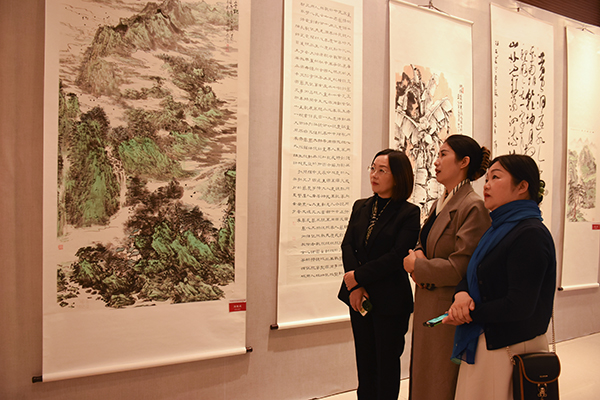 四川中江：“两江”共叙书画情 文化搭台促发展_fororder_嘉宾欣赏书画展