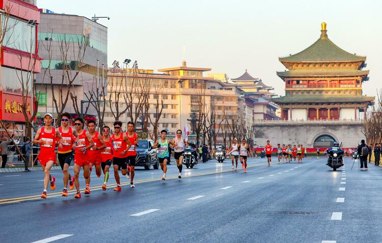 2023西安马拉松赛活力开跑