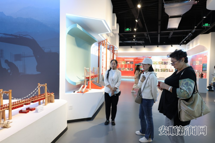 欧亚国家媒体看贵州活动走进安顺 首日登坝陵河大桥 夜游黄果树