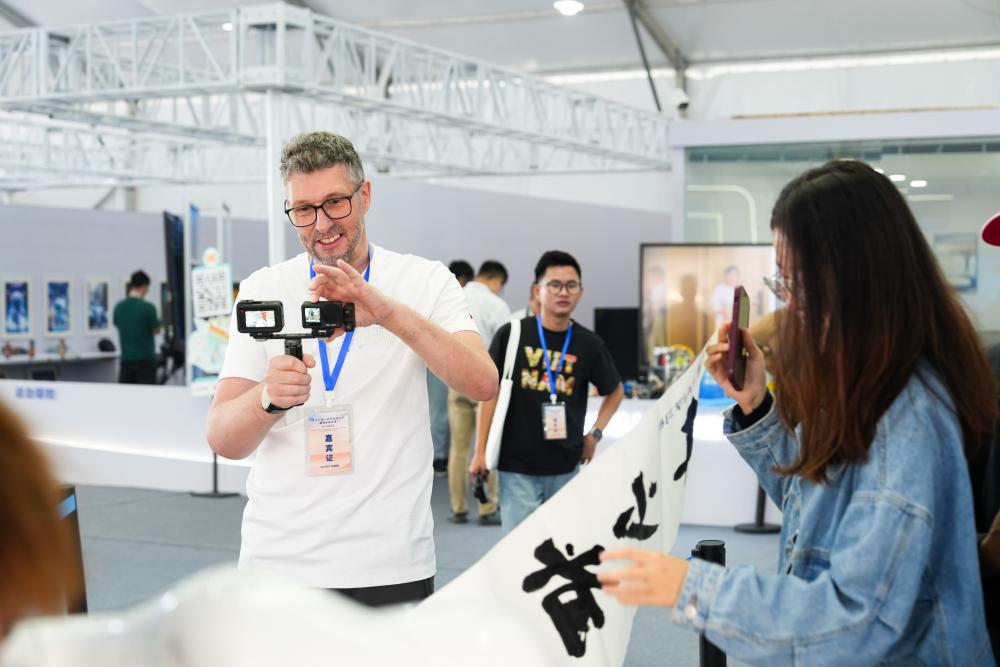 Les influenceurs étrangers découvrent « l'histoire de Hefei » tout en faisant l'expérience de la fusion entre la modernité et la tradition_fororder_图片1