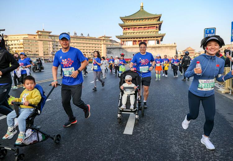 2023西安马拉松赛活力开跑