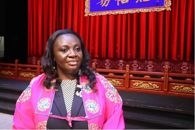 Ambassadors' Wives Visit Century-Old Yisu Theater, Get a Taste of Shaanxi Culture_fororder_图片 5