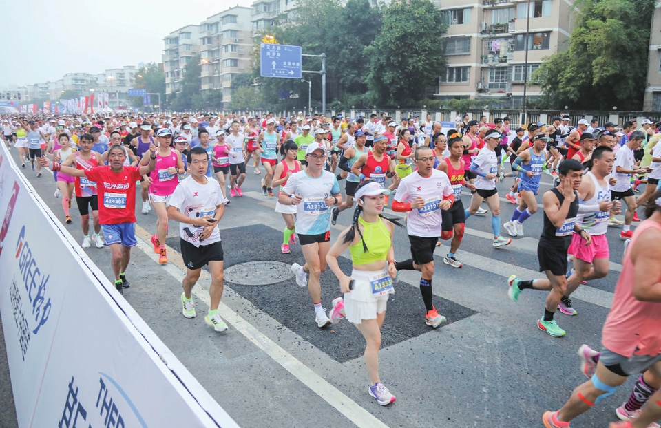 （转载）3.5万人跑成马 男女冠军均破赛会纪录