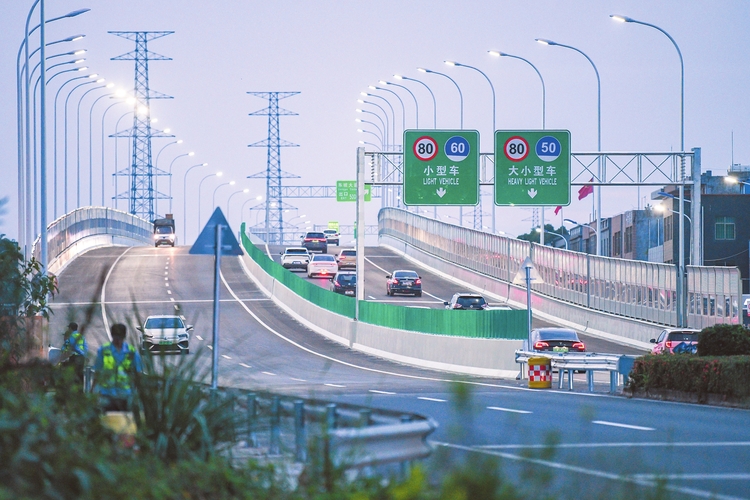 海口美兰国际机场快速通道主线桥通车_fororder_b4634218ff7e3f0428cc8cbfe37aa6c9