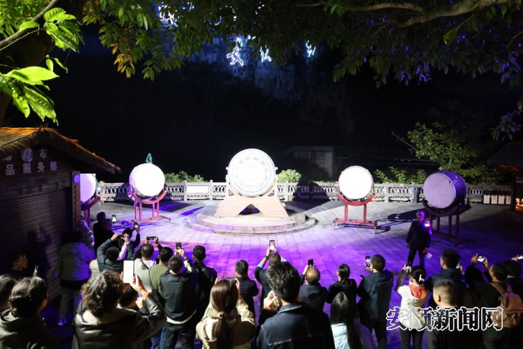 欧亚国家媒体看贵州活动走进安顺 首日登坝陵河大桥 夜游黄果树