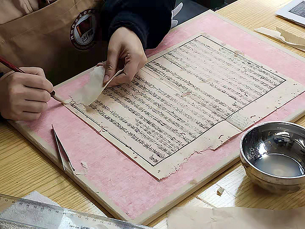 简阳：传承文脉 让古籍里的文字活起来_fororder_古籍修复中--供图-简阳市融媒体中心