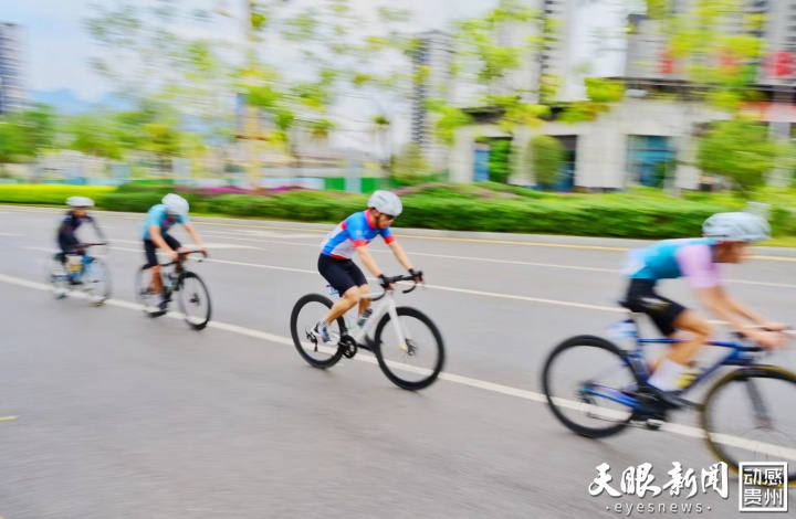 第三届贵州·黔南“阳光罗甸”环玉湖自行车赛火热开赛