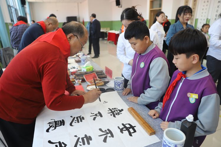 河北沧州：书画进校园 翰墨润心田_fororder_图片1