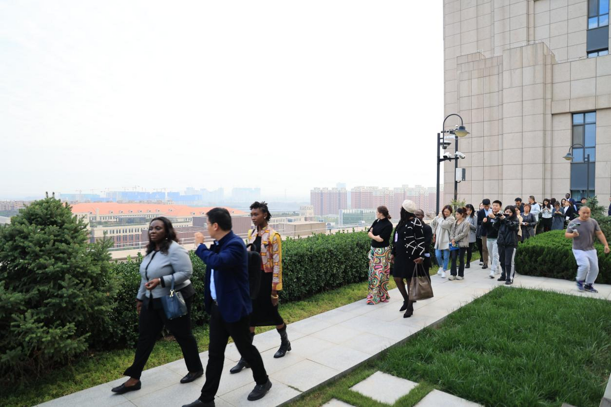 Belle découverte ! Les épouses des ambassadeurs ont visité le port d'innovation « sans mur » de l'Université Jiaotong de Xi'an_fororder_图片3