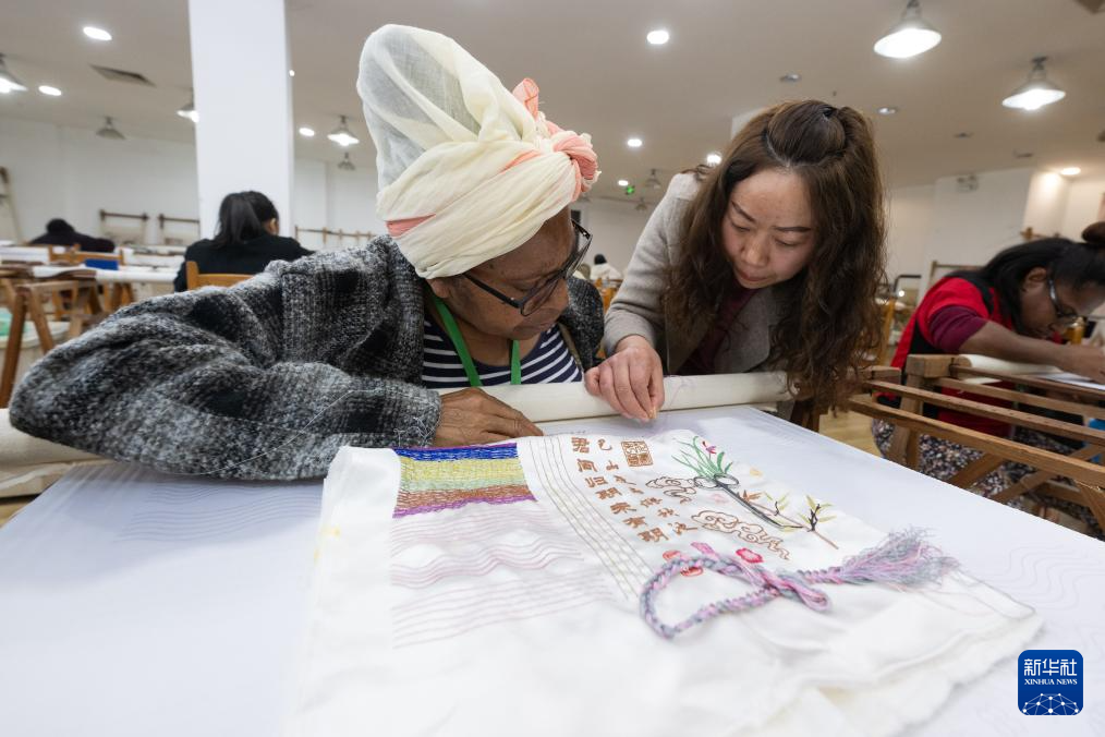 重庆：“洋学生”体验三峡库区传统刺绣技艺