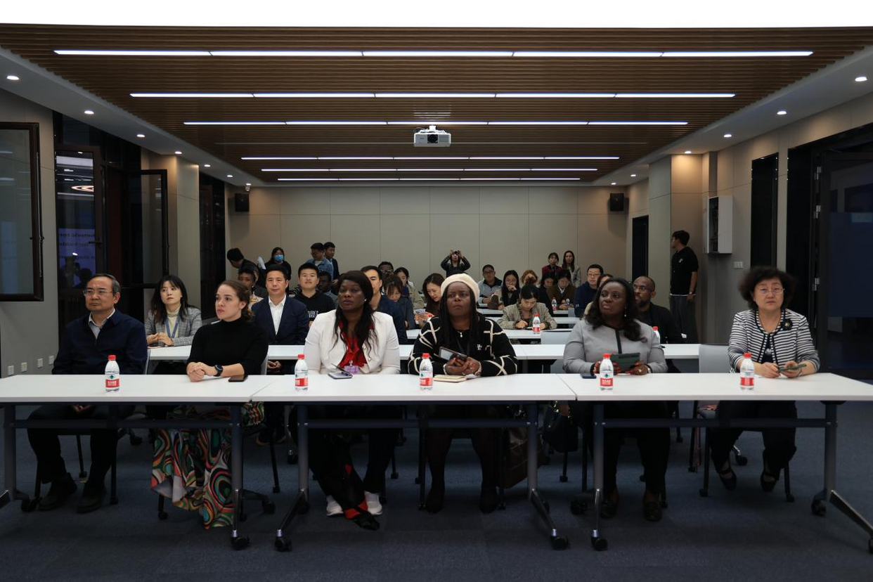 Belle découverte ! Les épouses des ambassadeurs ont visité le port d'innovation « sans mur » de l'Université Jiaotong de Xi'an_fororder_图片2