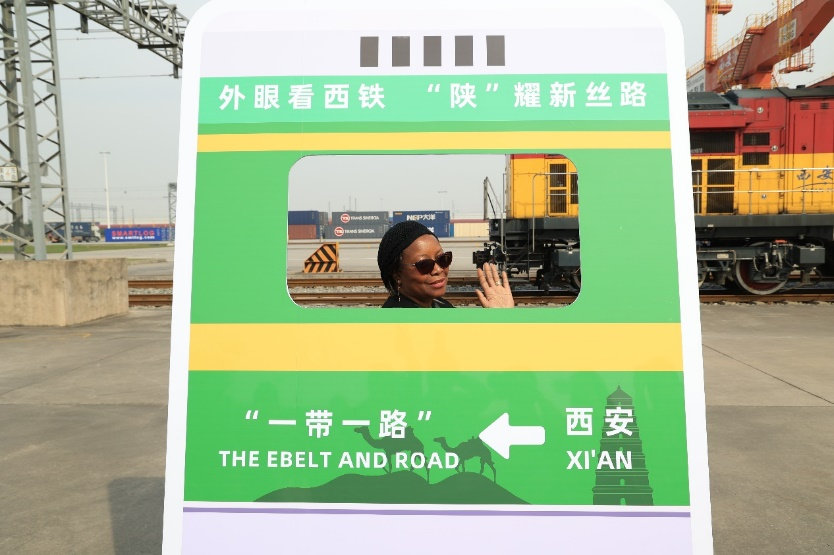 Visite de la station du port international de Xi'an : les épouses des ambassadeurs en Chine envisagent la nouvelle décennie de la Route de la Soie_fororder_图片2