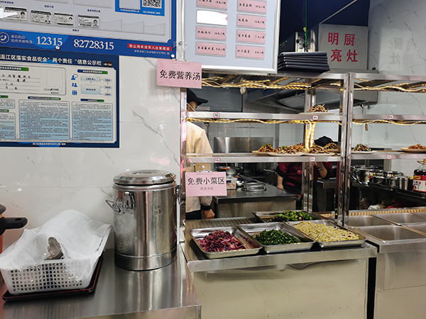 成都温江区柳城街道德通桥社区举行“1小时公益”慰老主题活动_fororder_食堂丰盛的菜品