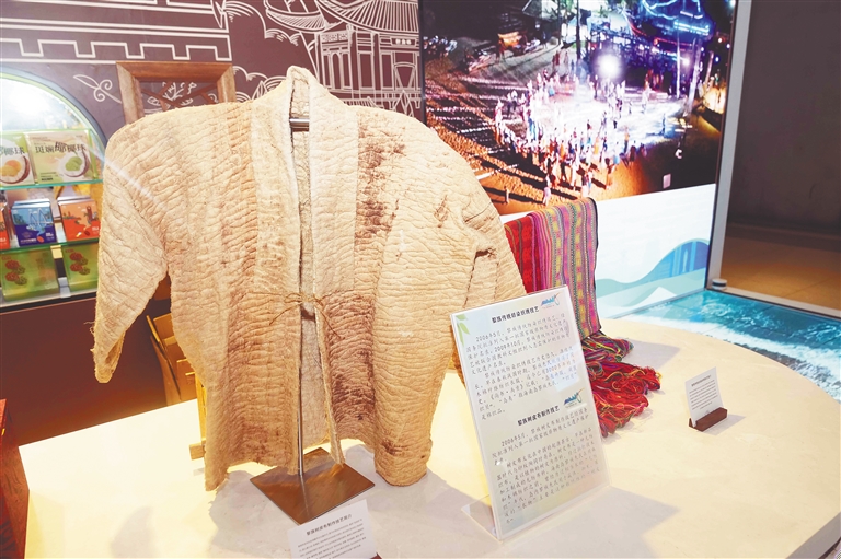 图片默认标题_fororder_黎族传统纺织品展示。