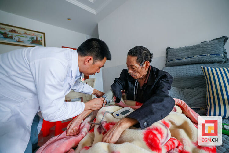 （转载）“跛脚村医”黄永剑：守护村民健康22年 用脚步丈量农村基层卫生事业