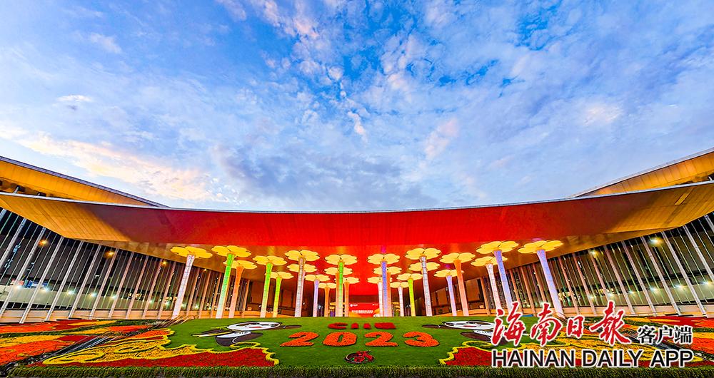 进博会国家展中国馆内 海南自由贸易港建设活力受关注