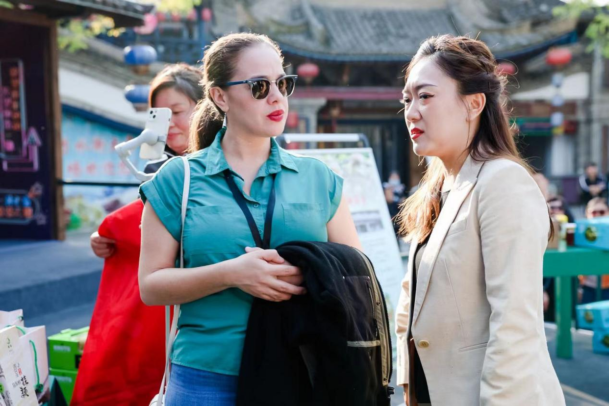 Les épouses des ambassadeurs étrangers visitent la Rue au bord de l'eau de Zhouzhi (Rue Zhouzhishuijie) pour découvrir la fusion de l'histoire et de la modernité_fororder_图片13