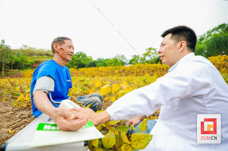 （转载）“跛脚村医”黄永剑：守护村民健康22年 用脚步丈量农村基层卫生事业