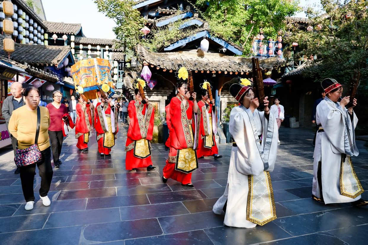 Les épouses des ambassadeurs étrangers visitent la Rue au bord de l'eau de Zhouzhi (Rue Zhouzhishuijie) pour découvrir la fusion de l'histoire et de la modernité_fororder_图片19
