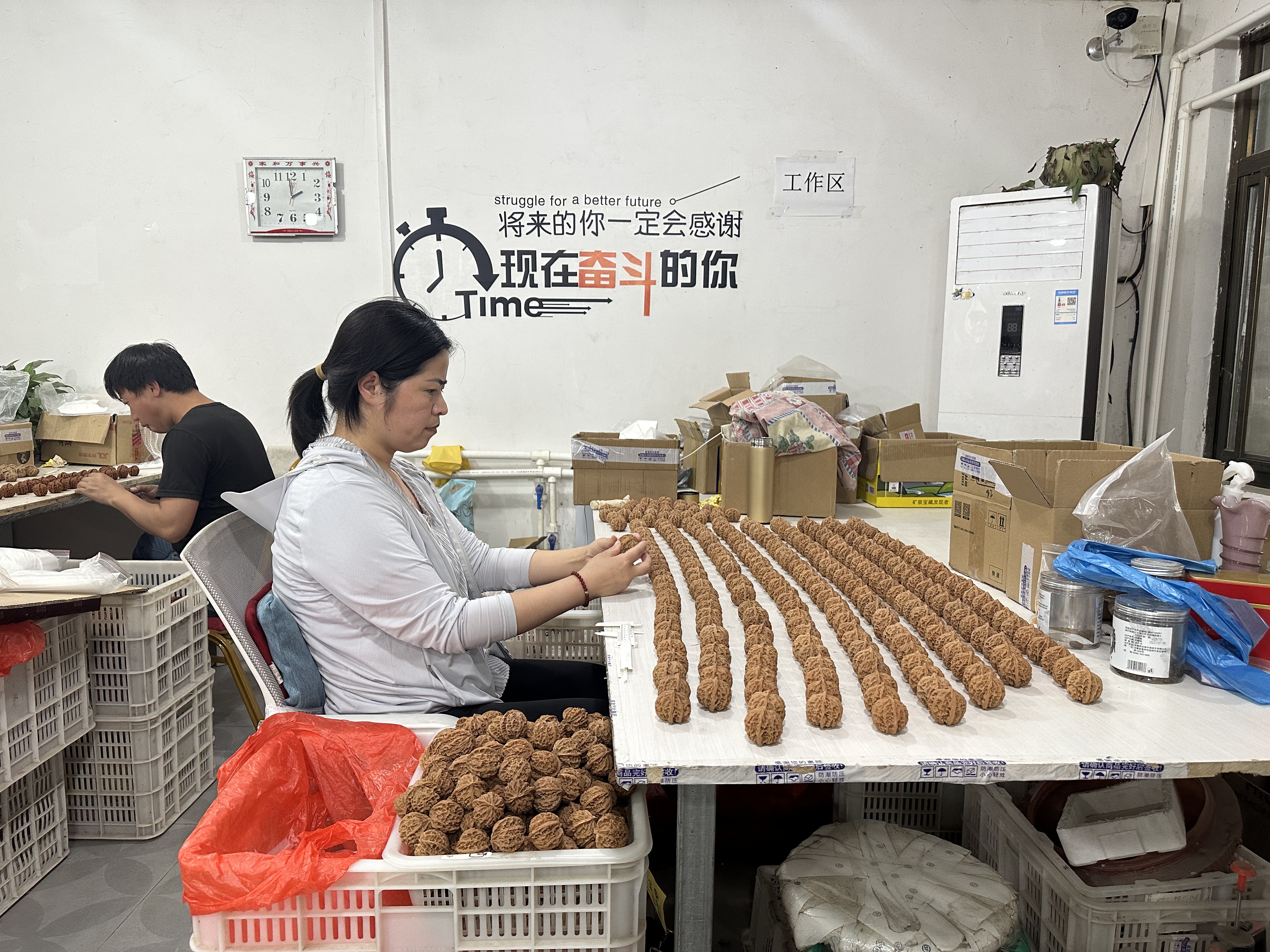 “涞水麻核桃”入选全国第二批地理标志 助力乡村振兴典型案例_fororder_图为涞水麻核桃从业人员进行麻核桃配对，张楠摄