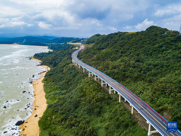 海南环岛旅游公路万宁段：山海相伴 路在画中