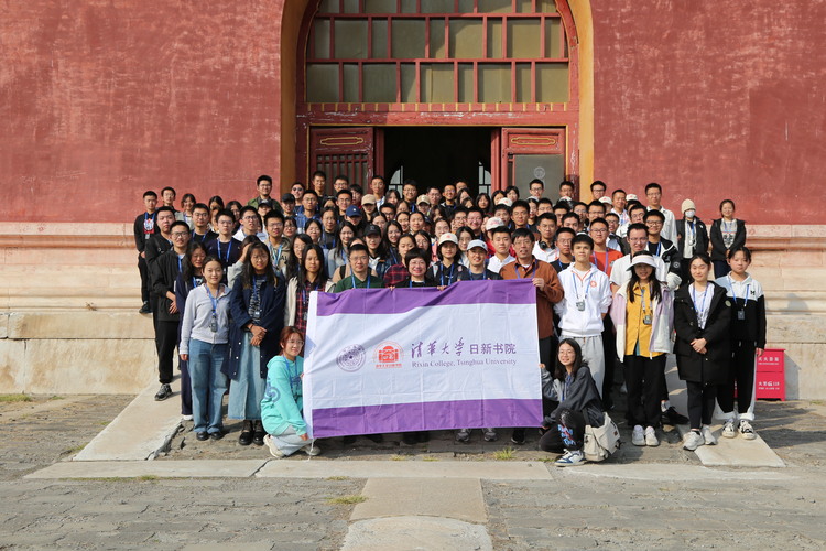 河北遵化：清华学子赴清东陵秋季研学感悟古建文化_fororder_清华学子在孝陵神功圣德碑楼前合影留念  杨晓健摄